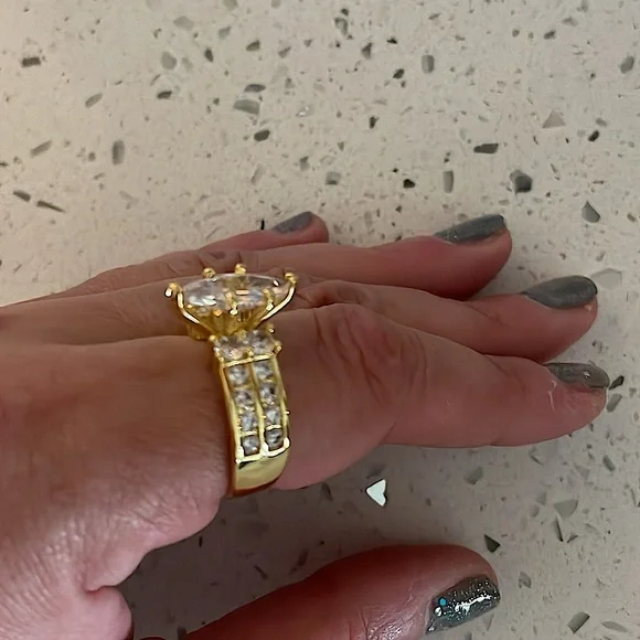 Gorgeous multi carat gold plated faux diamond ring wms sz 8 3/4 ish - Picture 5 of 13